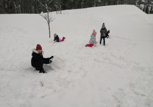 dziewczynki na śniegu